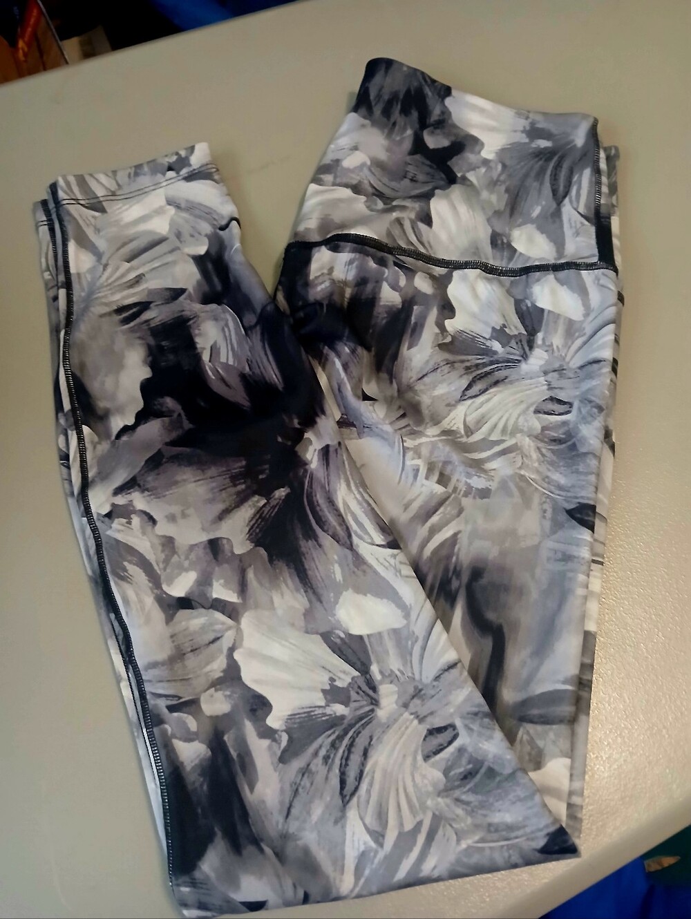 Abstract Gray & Black Floral Leggings Size Large